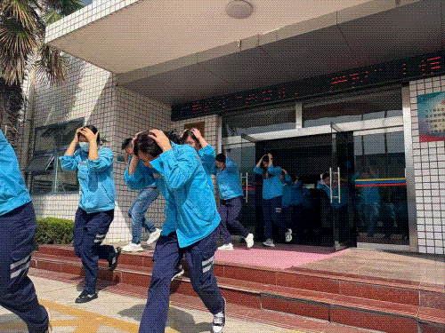 1760080147885551.gif 640.gif